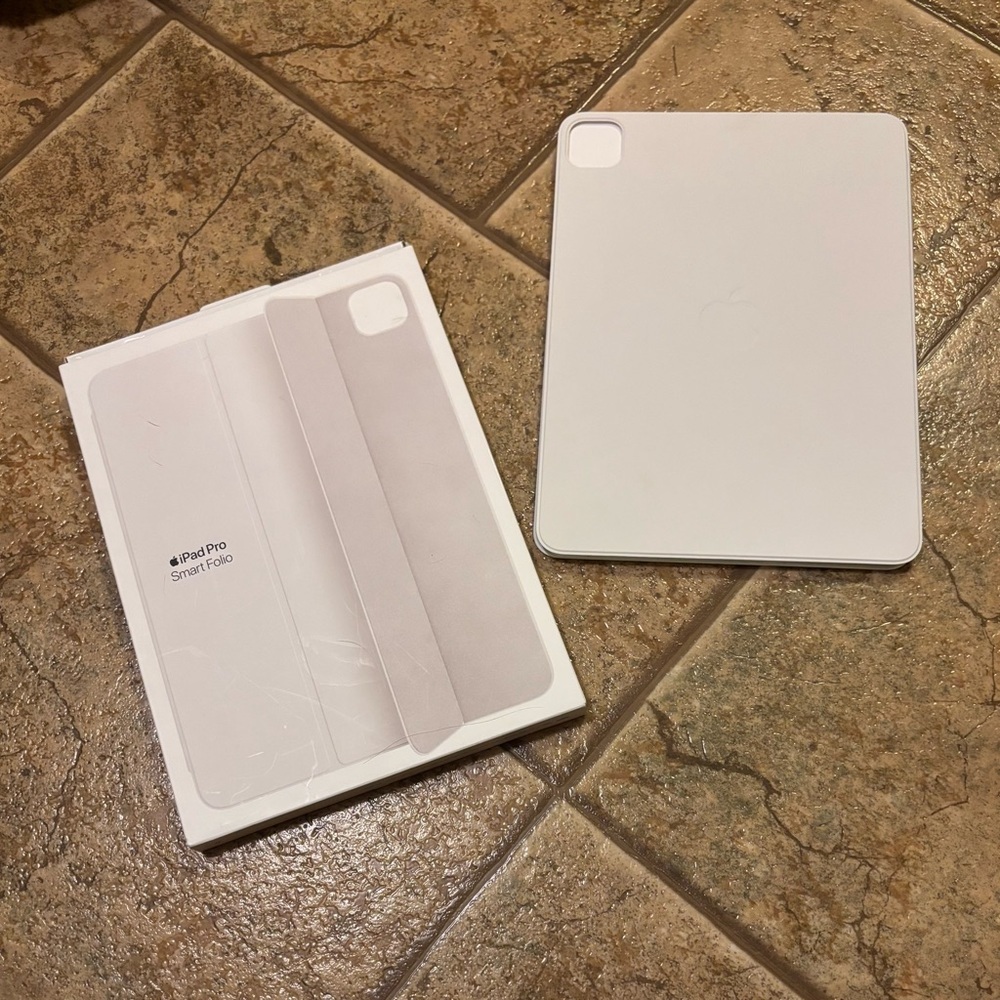 NIB Apple Smart Folio for iPad Pro 11-inch - Picture 4 of 9